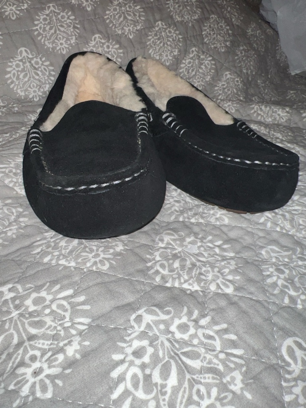 UGG women’s Ansley Slippers black suede - Picture 4 of 5